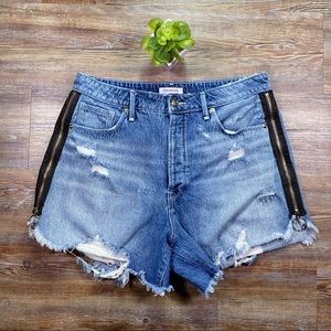 Good American•Bombshell exposed side zip shorts
